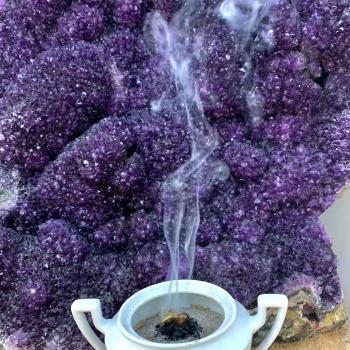 Räucherwerk vor einem Amethyst