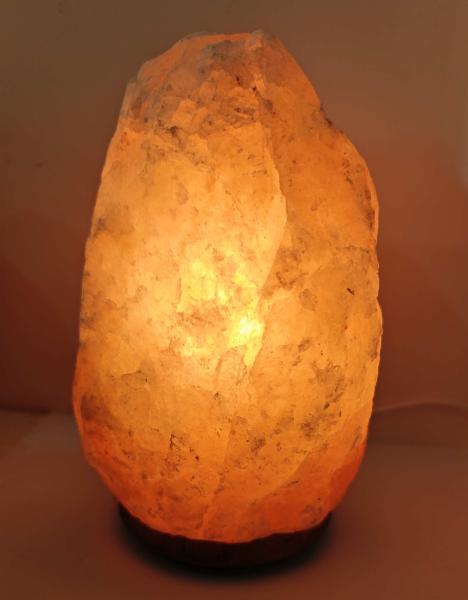 kleine Salzleuchte beleuchtet bei Nacht