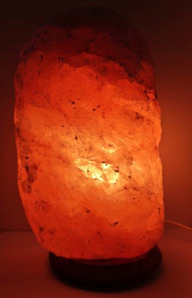 mittelgroße Salzlampe leuchtend bei nacht