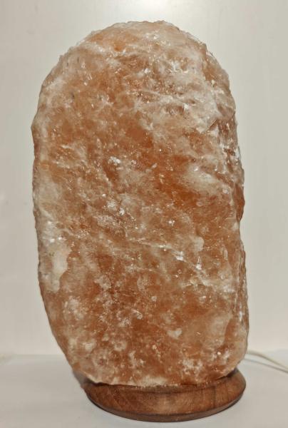 mittelgroße Salzleuchte unbeleuchtet bei Tageslicht